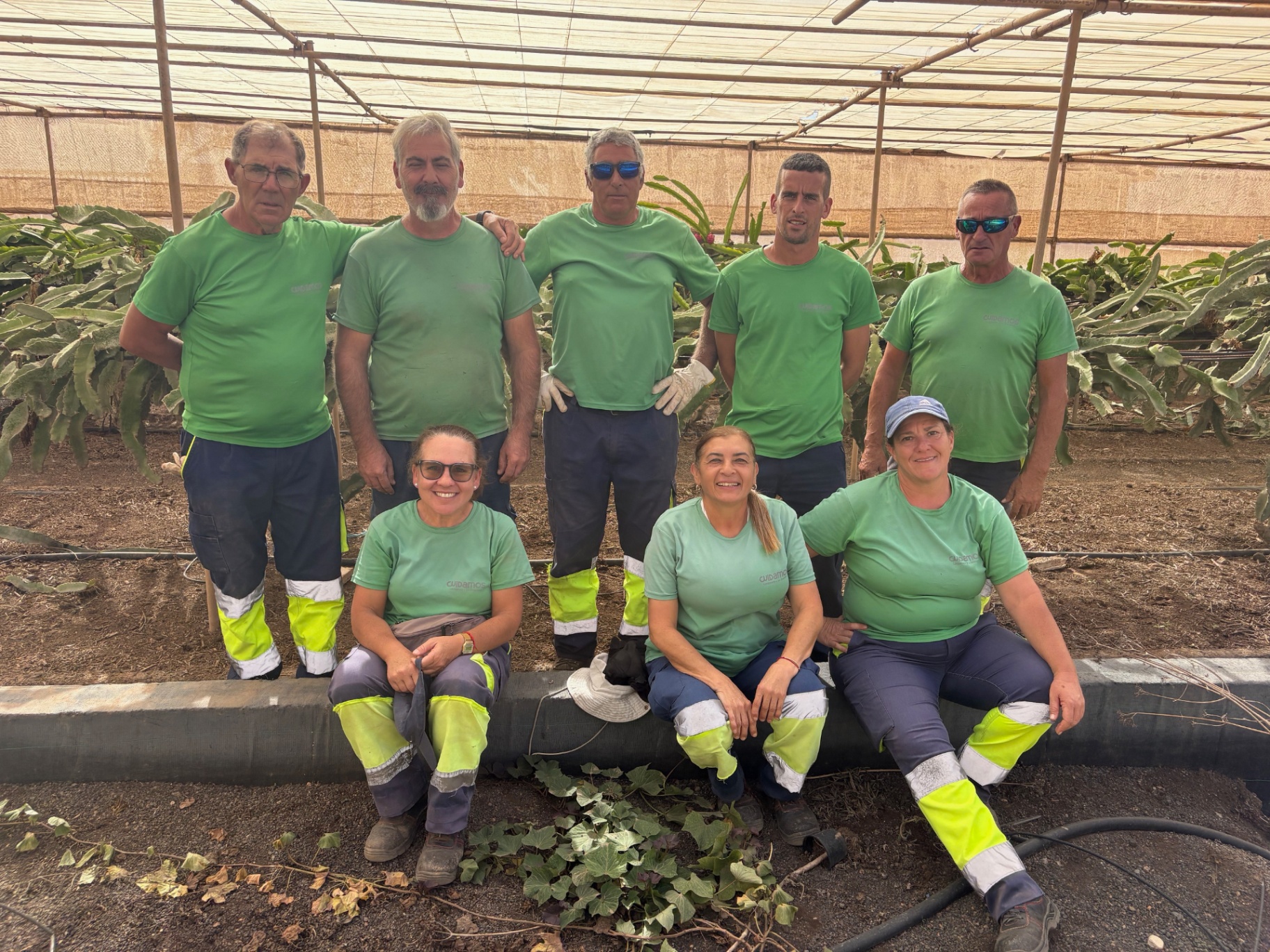 Equipo del vivero de Integra e Innova posando en el invernadero de pitayas