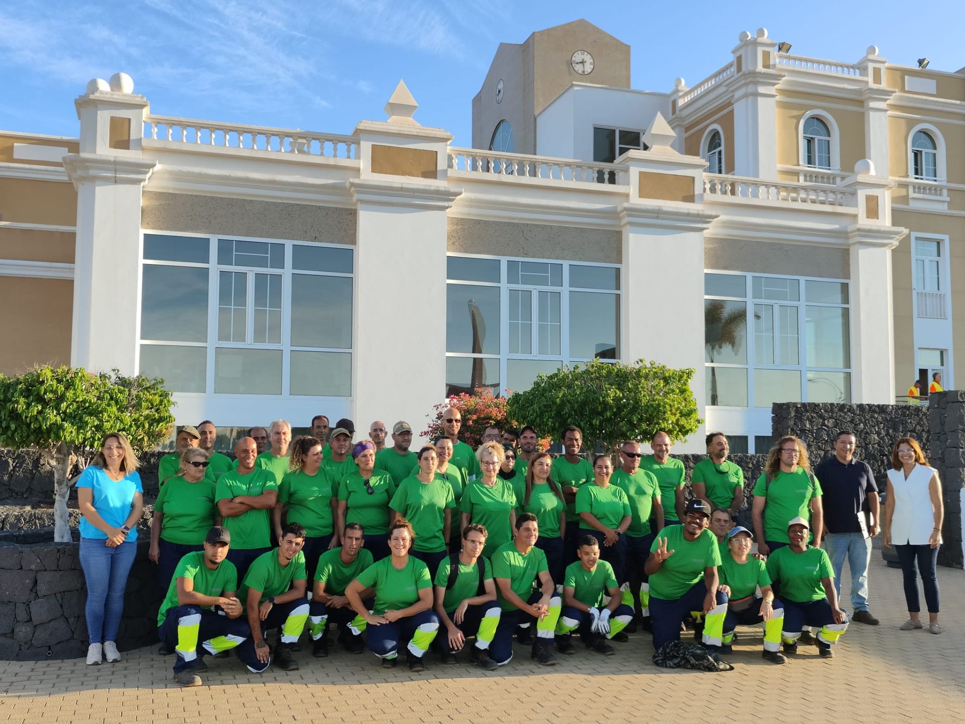 Equipo completo de Integra e Innova Laboral Canarias posando frente al edificio en Lanzarote