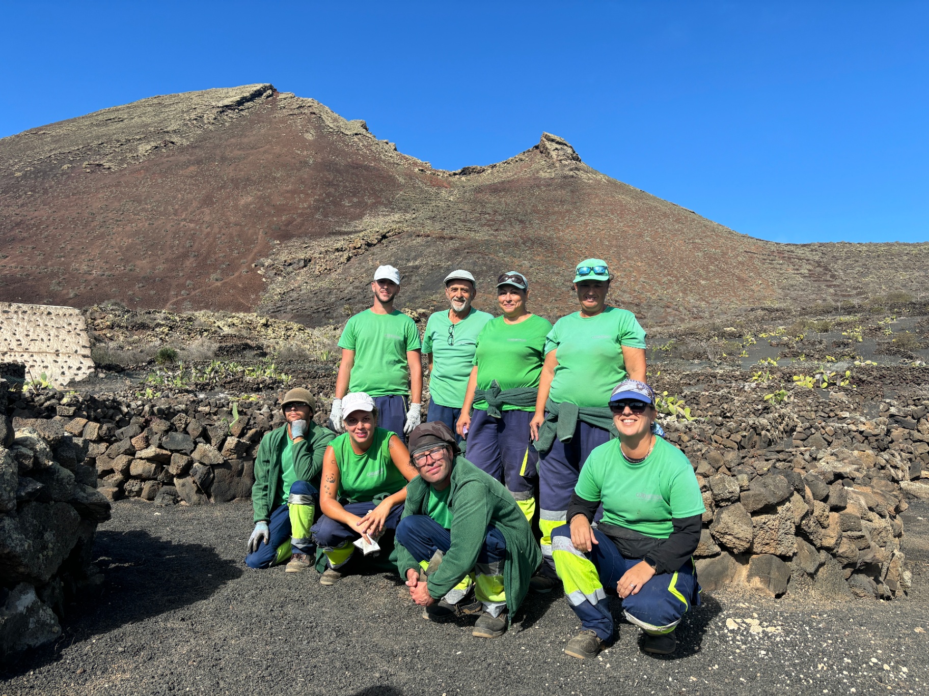 Equipo de Integra e Innova frente a montaña volcánica en Lanzarote
